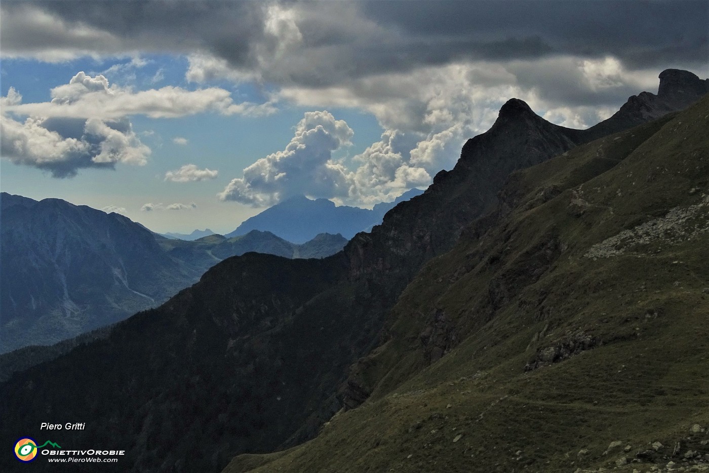 78 Suggestiva vista in Grignetta, preceduta dal Pizzo e Torrione di Giacomo.JPG